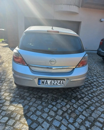 Opel Astra cena 11900 przebieg: 298000, rok produkcji 2011 z Lubraniec małe 46